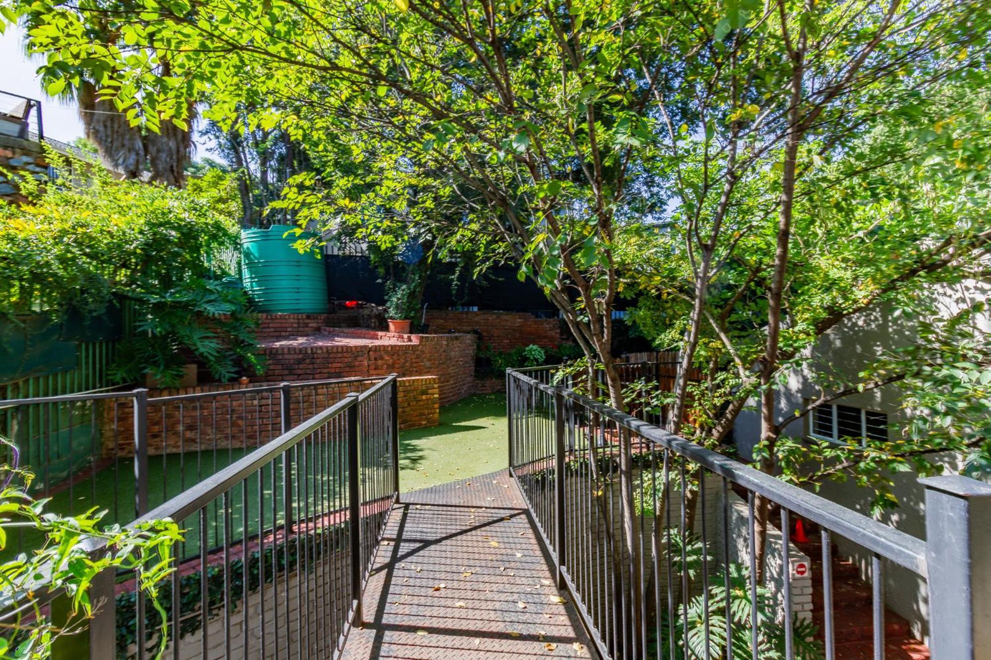 Pumleni Guesthouse Hartbeespoort Exterior photo